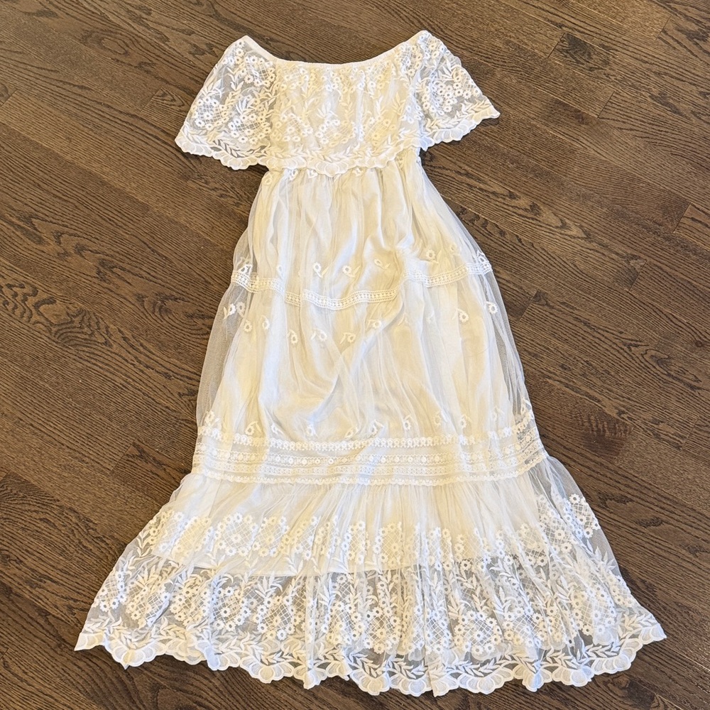 Elegant White Lace Off-Shoulder Wedding Dress